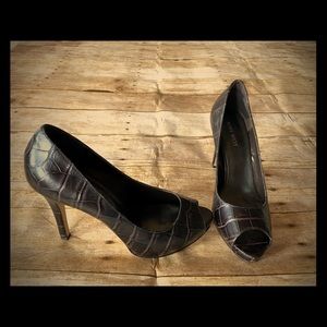 Nine West brown leather peep toe pumps